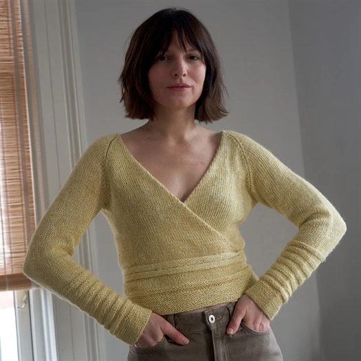 IVÖ SLÅ-OM-BLUSE fra Kit Couture